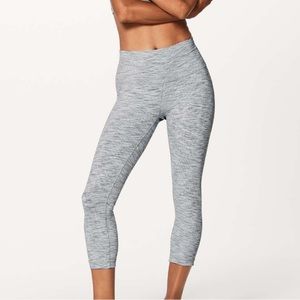 Rare- Lululemon Wunder Under Crop (Hi-Rise) (Luxtreme) size 8